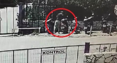 Motosiklet hırsızlığı güvenlik kamerasında