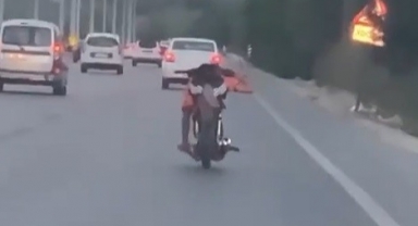 Motosikleti yatarak kullanan sürücü kamerada