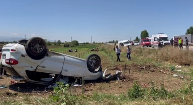 Otomobil park halinde bulunan minibüse çarptı: 2 ölü