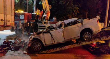 Otomobil Tır'ın altına girdi: 1 ölü