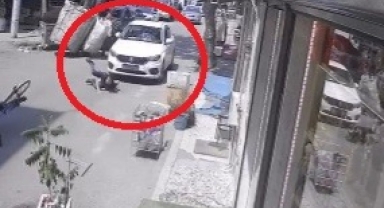 Otomobil yolun karşısına geçen bisikletliye böyle çarptı