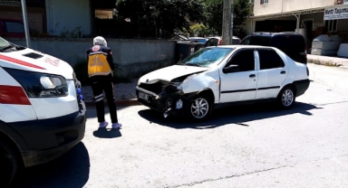 Otomobiller kafa kafaya çarpıştı