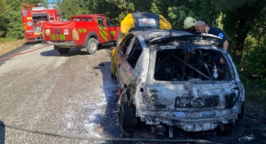 Ralli yarışında otomobil alev alev yandı