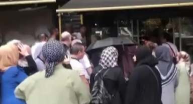 Sağanak yağışa rağmen kuyrukta beklediler