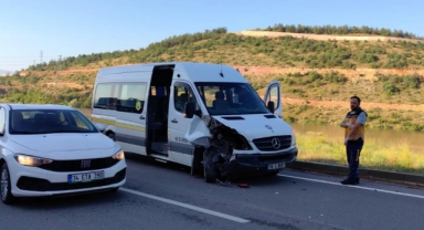Servis minibüsü otomobile çarptı: 4 yaralı