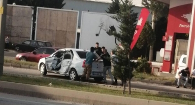 Servis otobüsü ile otomobil çarpıştı, 1 yaralı