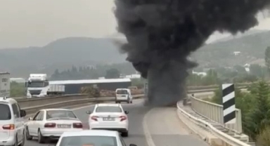 Seyir halindeki kamyonet alev alev yandı