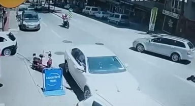 Siparişe giden kuryeye otomobil çarptı