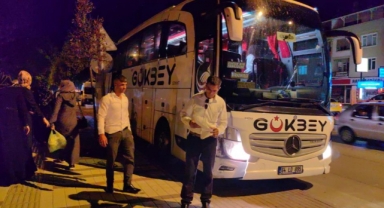 Şoför kazada yaralanan hostesi yalnız bırakmadı