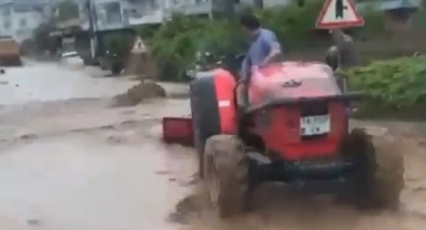 Taşan dereler, yollarda sele sebep oldu