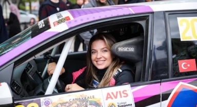 Türkiye'nin ilk engelli ralli pilotu pistlerde engel tanımıyor