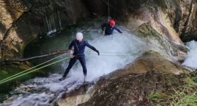 Uludağ'ın en dik şelalelerinden iple indiler