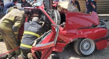 Üst geçide çarpan otomobil ikiye katlandı: 2 yaralı