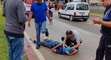 Yaralanan vatandaşı yağıştan çöp poşetiyle korudular