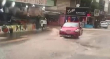 Yıldırım’da rögarlar taştı, yollar göle döndü