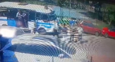 Yolcu minibüsü park halindeki otomobile çarptı