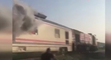 Yolcu treninin vagonu alev alev yandı