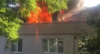 4 katlı apartmanın çatısı alev alev yandı