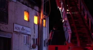 Ahşap kapı fabrikası alev alev yandı
