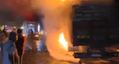 Arı yüklü kamyon alev alev yandı