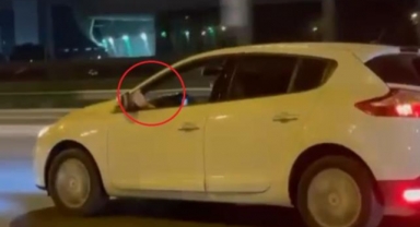 Ayağını camdan sarkıtarak araç sürdü