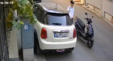 Babasının bozdurması için verdiği dolarları çaldırdı