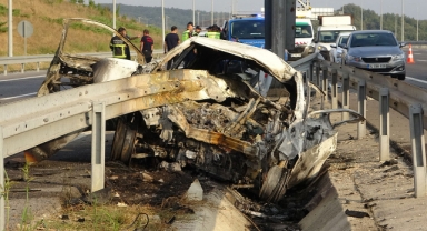 Bariyerlere saplanan araç alev aldı: 2 ölü 1 yaralı