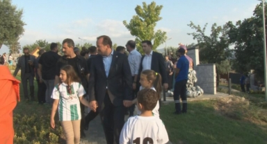 Başkan Dündar çocuklarla masal bahçesini gezdi