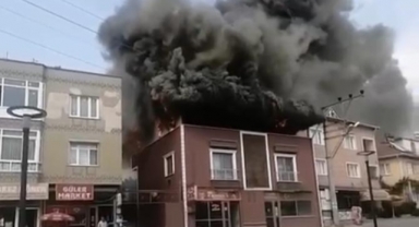 Binanın çatı katı alevlere teslim oldu