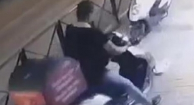 Bir sağa, bir sola bakarak motosiklet çaldı