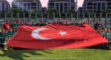 Bursasporlu futbolcular 30 Ağustos Zafer Bayramı’nı kutladı