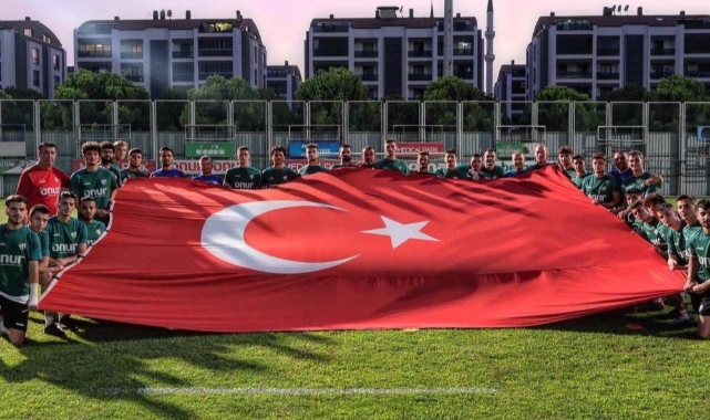 Bursasporlu futbolcular 30 Ağustos Zafer Bayramı’nı kutladı