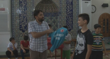 Camide antrenörlerle bilek güreşi yaptılar