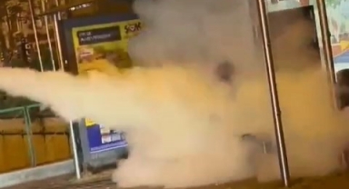 Durakta'ta bekleyen kişiye yangın tüpü sıktılar