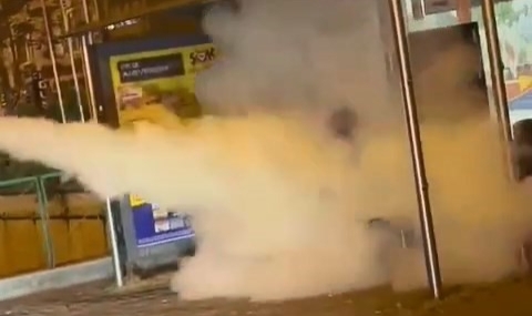 Durakta'ta bekleyen kişiye yangın tüpü sıktılar