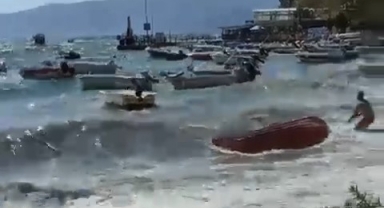 Gemlik'te dalgalar sahil yoluna taştı