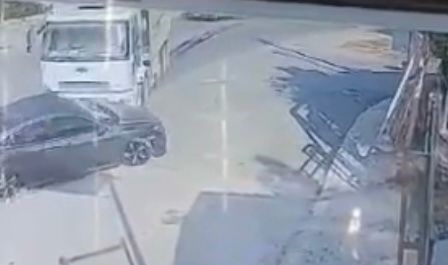 Hafriyat kamyonu otomobile çarptı : 4 yaralı
