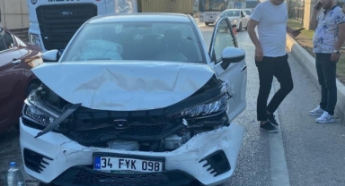 İnegöl'de 2 otomobil çarpıştı; 5 yaralı
