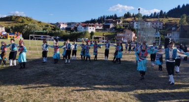 İnegöl Halk Dansları Topluluğu festival turnesinde
