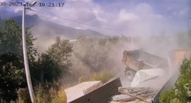 Kamyon ile tırın çarpışması kamerada