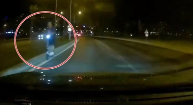 Karanlıkta ters yönden gelen scooter tehlike saçtı