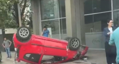 Karşısına çıkan otomobile çarpan araç takla attı