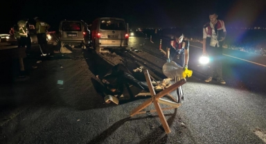 Kaza yapan araçların arasına başka bir araç daldı: 3 ölü, 7 yaralı