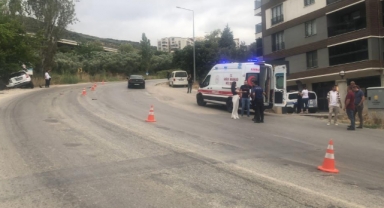 Mazot dökülen yolda 3 araç kazaya karıştı