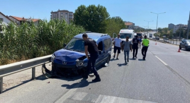 Motosiklet sürücüsü kamyonun altına girdi