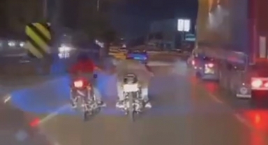 Motosikletli gençlerin tehlikeli yolculuğu kamerada