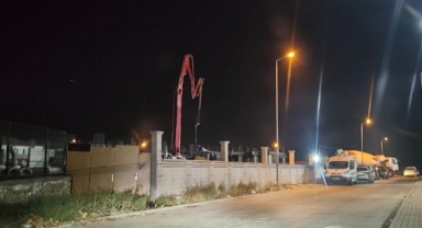 Okul inşaatında beton mikserinin hortumu çarptı