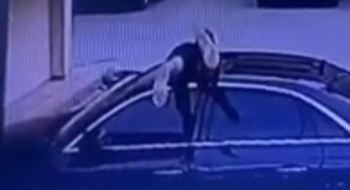 Oto faresi hırsız, sunroof'tan girip çaldı