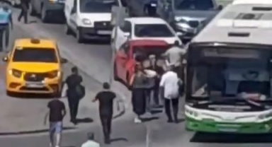 Otobüs ile otomobil şoförü yolu paylaşamadı