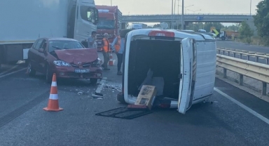 Otomobil ile ticari araç kafa kafaya çarpıştı:7 yaralı